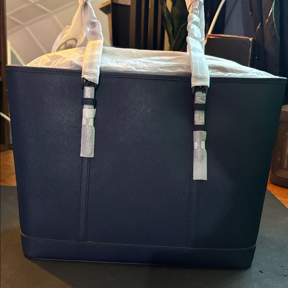 Michael Kors Jet Set Travel Large Saffiano Leather Tote Bag - Picture 3 of 5